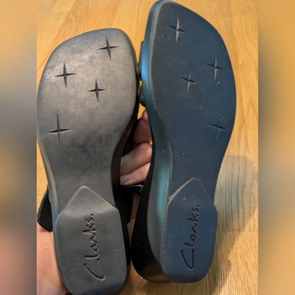 Clarks 1 inch Slip On Top Buckle Leather Strap Sandal 33805 Open Heel 8M - Picture 7 of 8